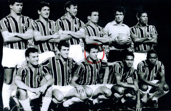 Jogadores do SPFC em 1966. Em pé: Nenê, Roberto dias, Belini, Celso, Fábio e Renato. Agachados: Faustino, Prado, Babá, Fefeu e Paraná.